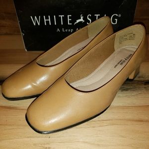 White Stag 8.5 Wide EUC.  Neutral